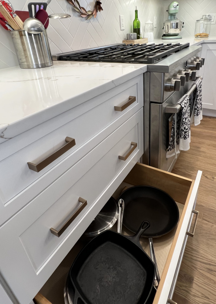 Kitchen - transitional kitchen idea in New York