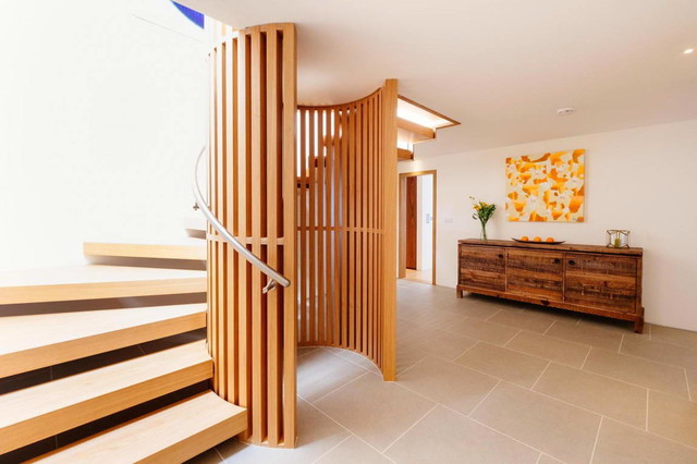 Дом на склоне у моря в Англии beach-style-staircase