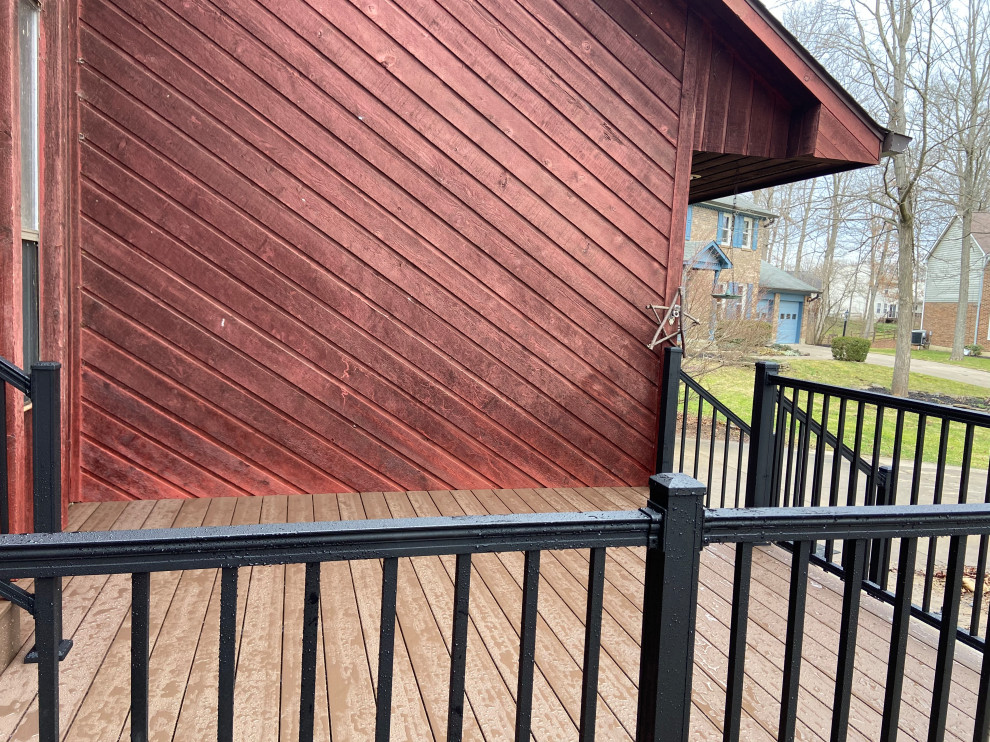 Example of a mid-sized classic ground level metal railing deck design in Cincinnati with no cover