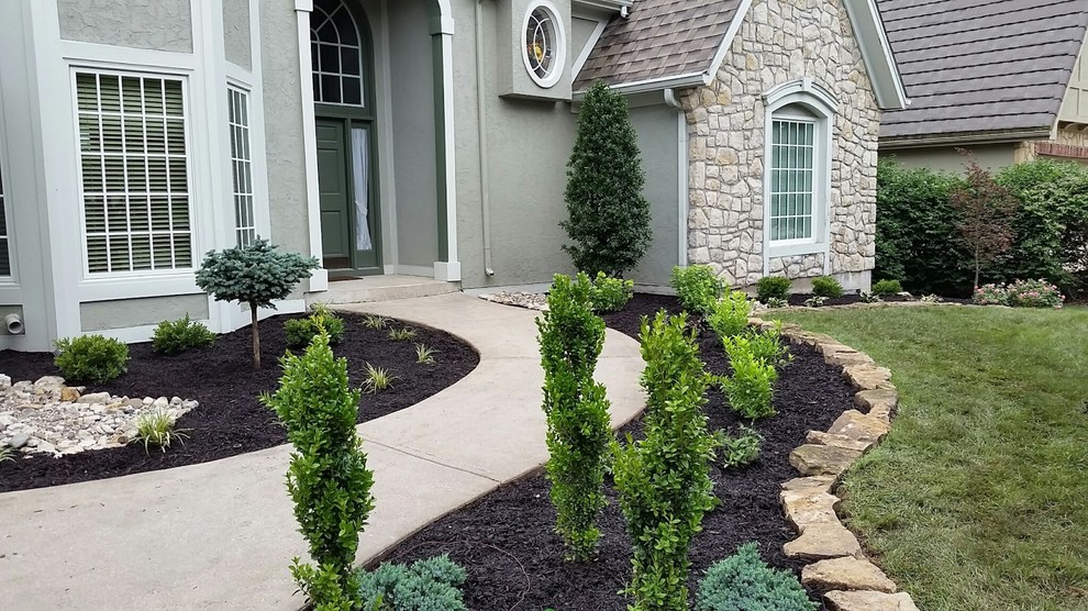 Photo of a mid-sized traditional front yard full sun formal garden for fall in Kansas City.