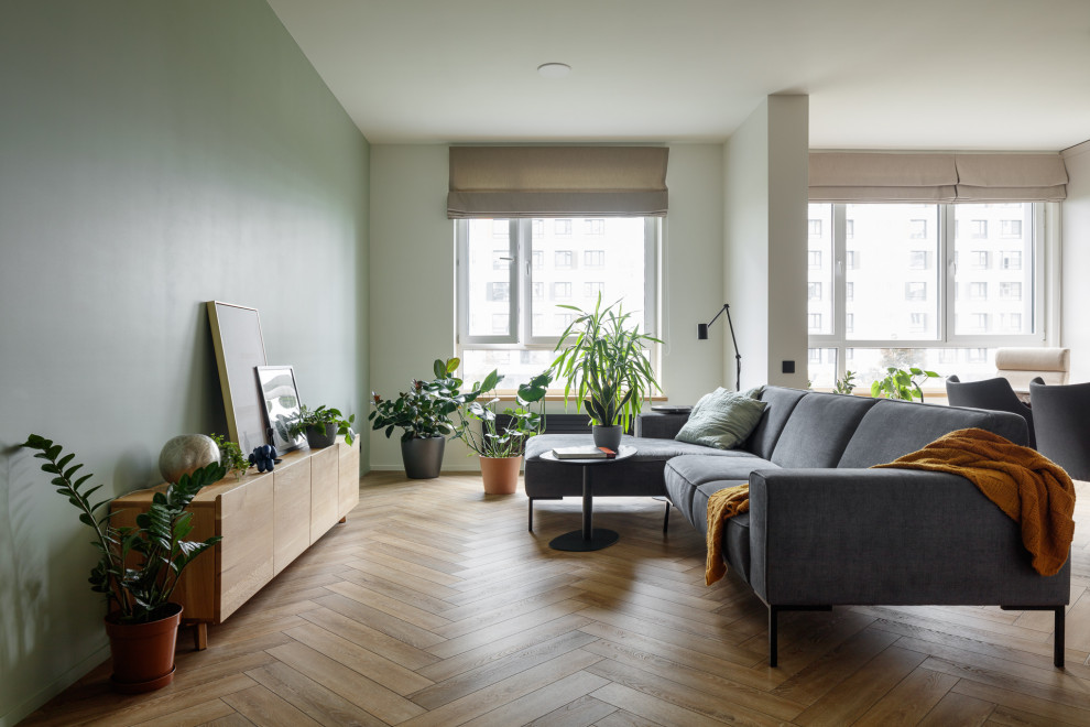 Foto de salón nórdico con paredes verdes, suelo de madera clara y suelo beige
