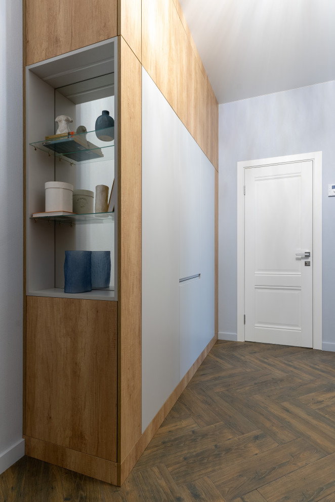 Кухня-гостиная, облегченная, светлая в основном объеме и с акцентным светом, в с