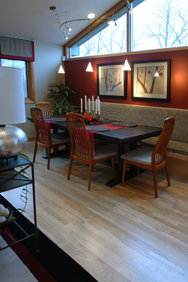 На фото: кухня-столовая среднего размера в современном стиле с красными стенами, светлым паркетным полом, коричневым полом и сводчатым потолком