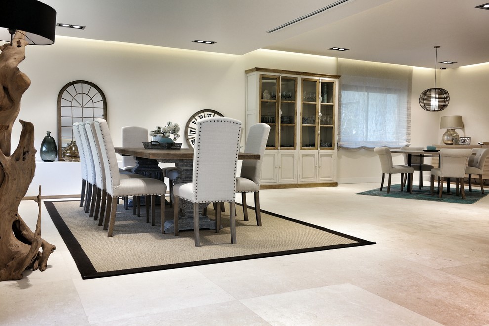 Ejemplo de comedor tradicional renovado de tamaño medio abierto sin chimenea con paredes blancas