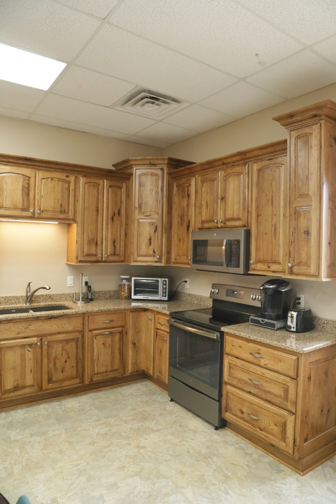 Mountain style home design photo in Cedar Rapids