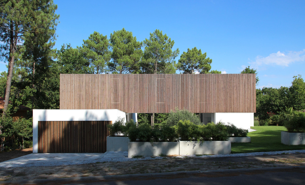 This is an example of a contemporary exterior in Toulouse.