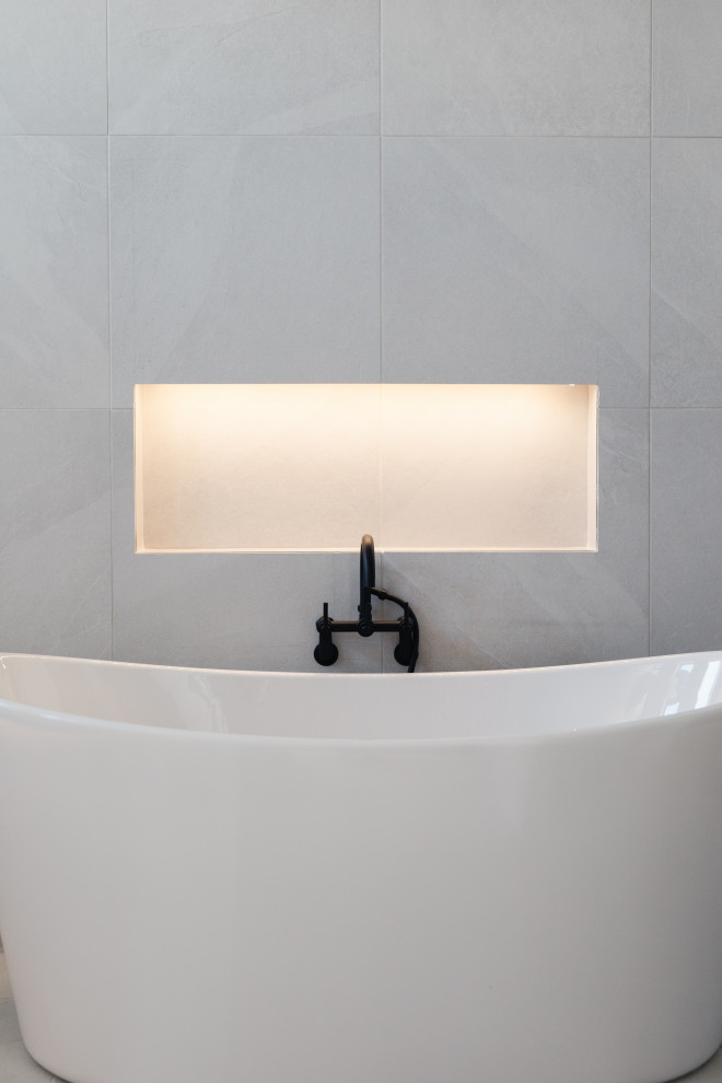 Aménagement d'une salle de bain scandinave avec des portes de placard blanches, un carrelage beige, un mur beige, un plan de toilette en marbre, un plan de toilette blanc, meuble simple vasque et meuble-lavabo encastré.