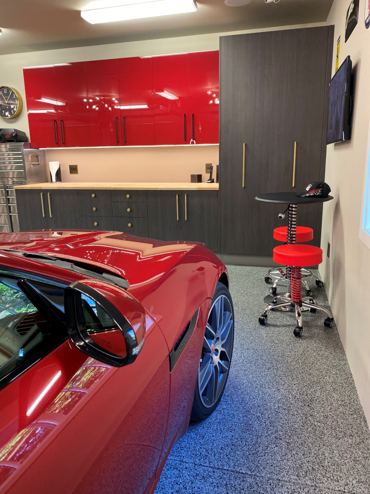 Cette image montre un grand garage pour trois voitures attenant design avec un bureau, studio ou atelier.