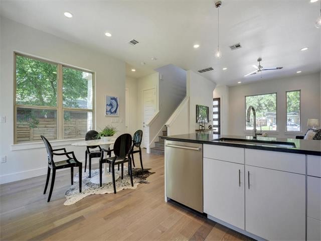 Transitional home design photo in Austin