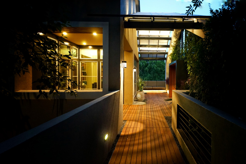 Foto de jardín minimalista pequeño en verano en patio delantero con jardín francés, privacidad, exposición parcial al sol, entablado y con metal