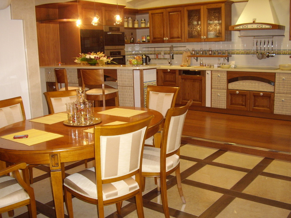 Классическая кухня с элементами в стиле кантри в городской квартире.