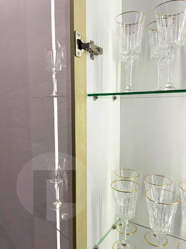 Шкаф со стеклянными фасадами