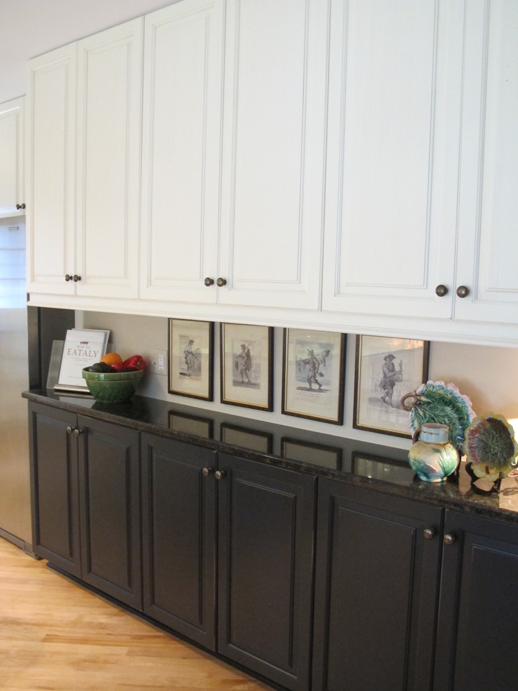 Kitchen - mid-sized transitional kitchen idea in Chicago