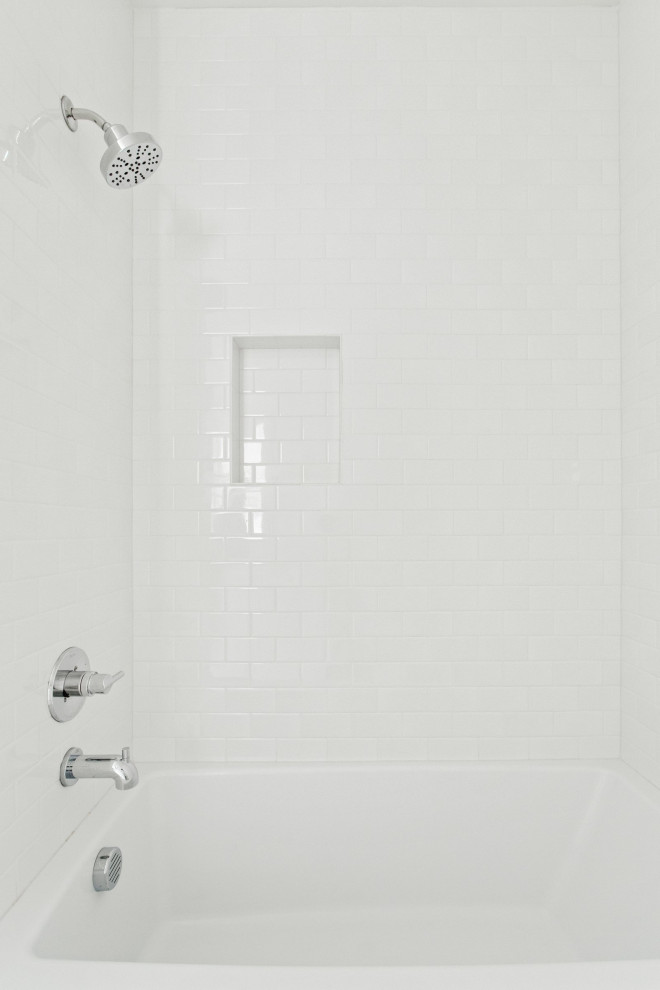 Идея дизайна: детская ванная комната в морском стиле с фасадами в стиле шейкер, белыми фасадами, ванной в нише, раздельным унитазом, белой плиткой, плиткой кабанчик, белыми стенами, врезной раковиной, мраморной столешницей, белым полом, белой столешницей, тумбой под одну раковину и напольной тумбой