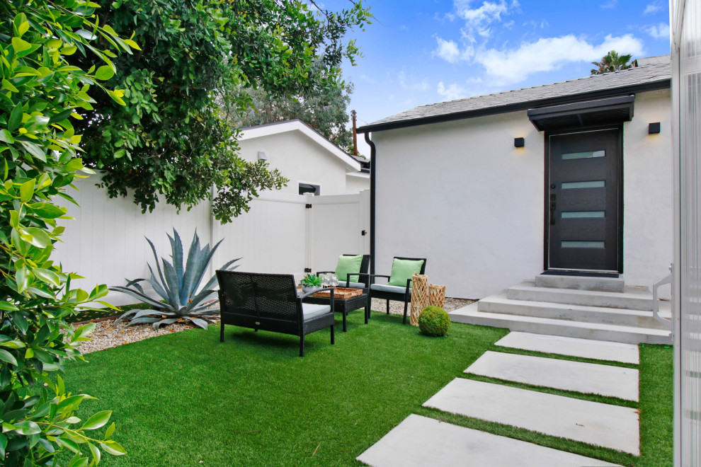 Photo of a small contemporary front yard full sun xeriscape in Los Angeles with a garden path and concrete pavers.