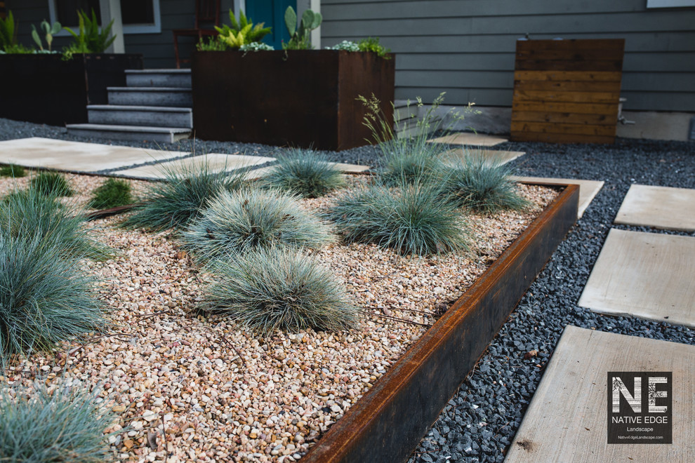 Inspiration for a mid-sized modern side yard xeriscape in Austin with a retaining wall and gravel.