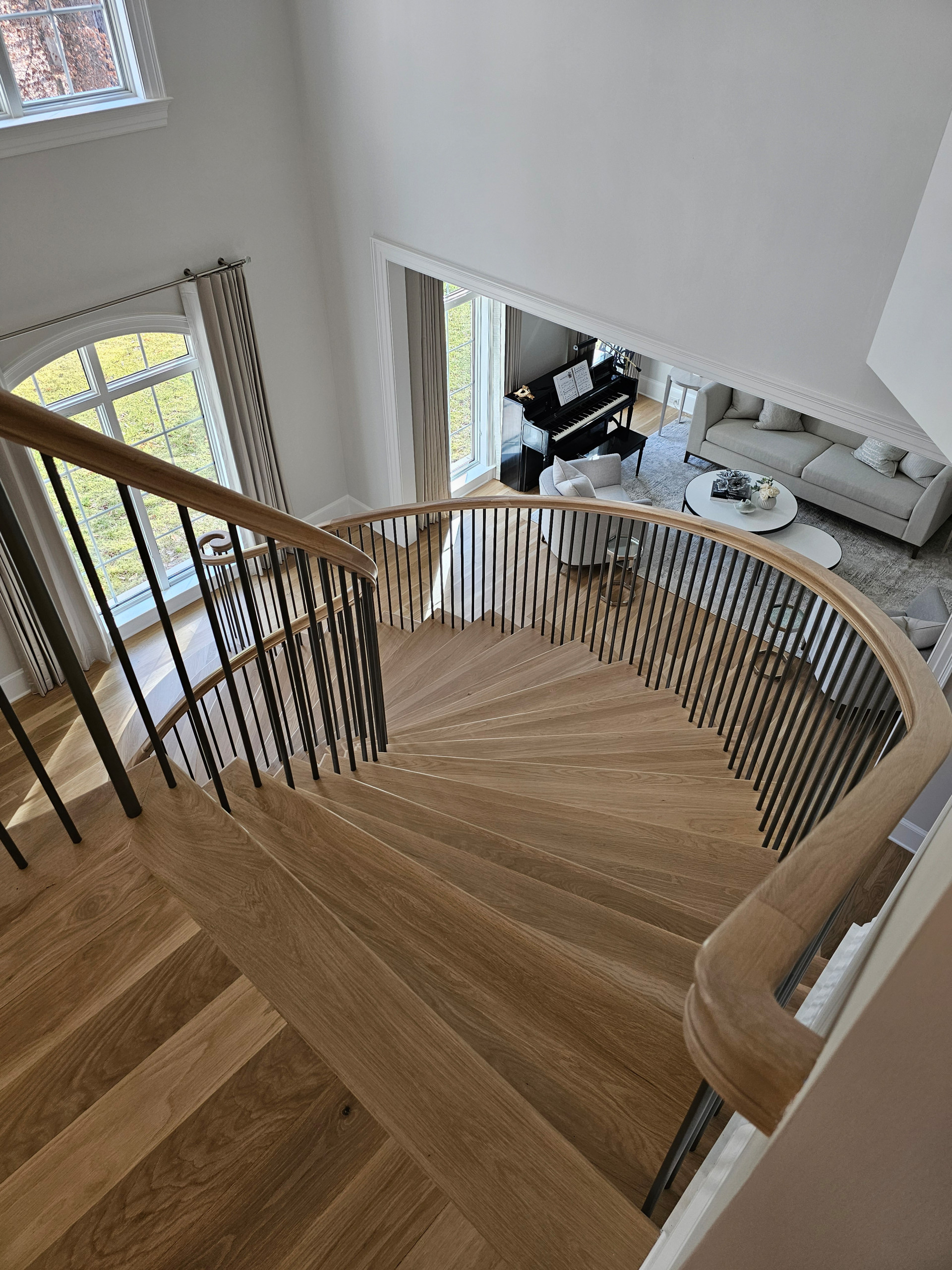 116_Elegant & Eye-catching Curved Staircase, Leesburg VA 20175