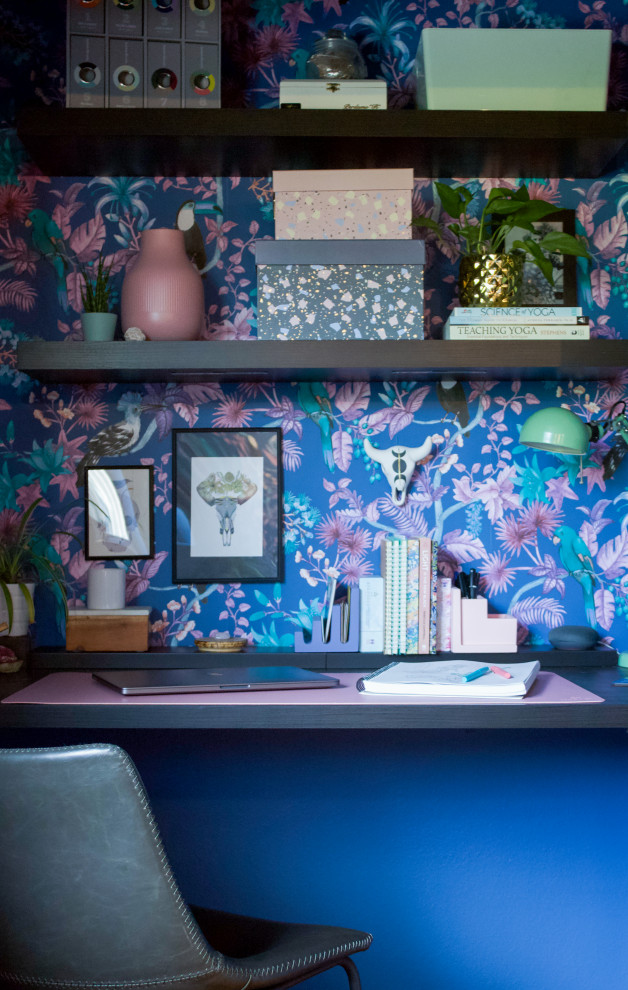 Idées déco pour un bureau atelier exotique de taille moyenne avec un mur bleu, un sol en bois brun et un bureau indépendant.