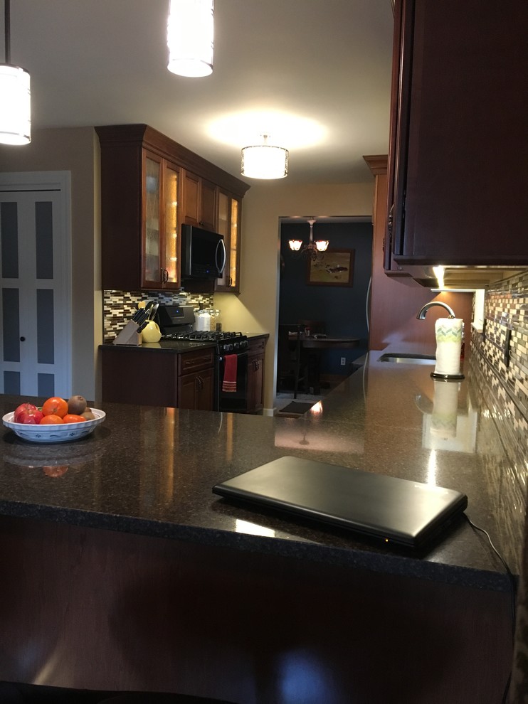 Example of a transitional kitchen design in Chicago