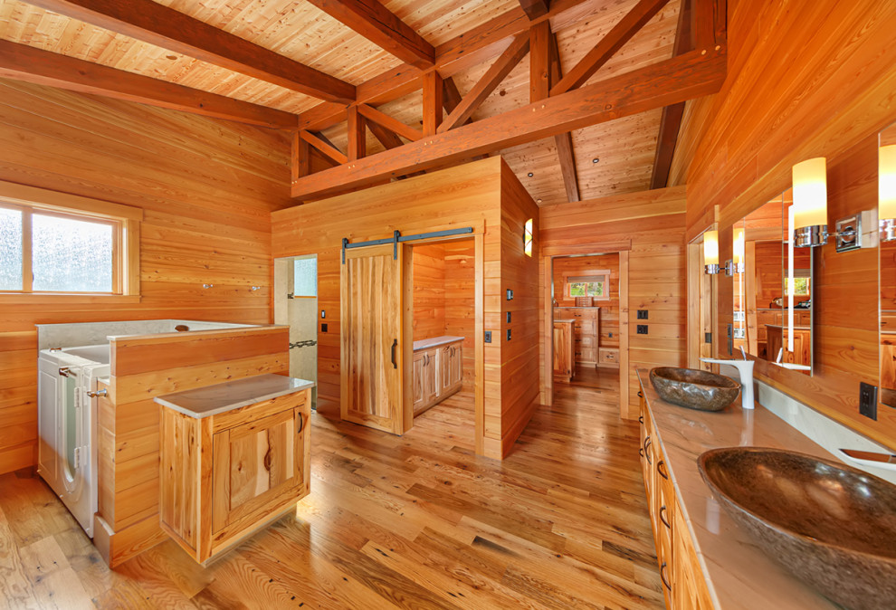 Badezimmer mit hellem Holzboden, Holzdielendecke und Holzdielenwänden in Seattle
