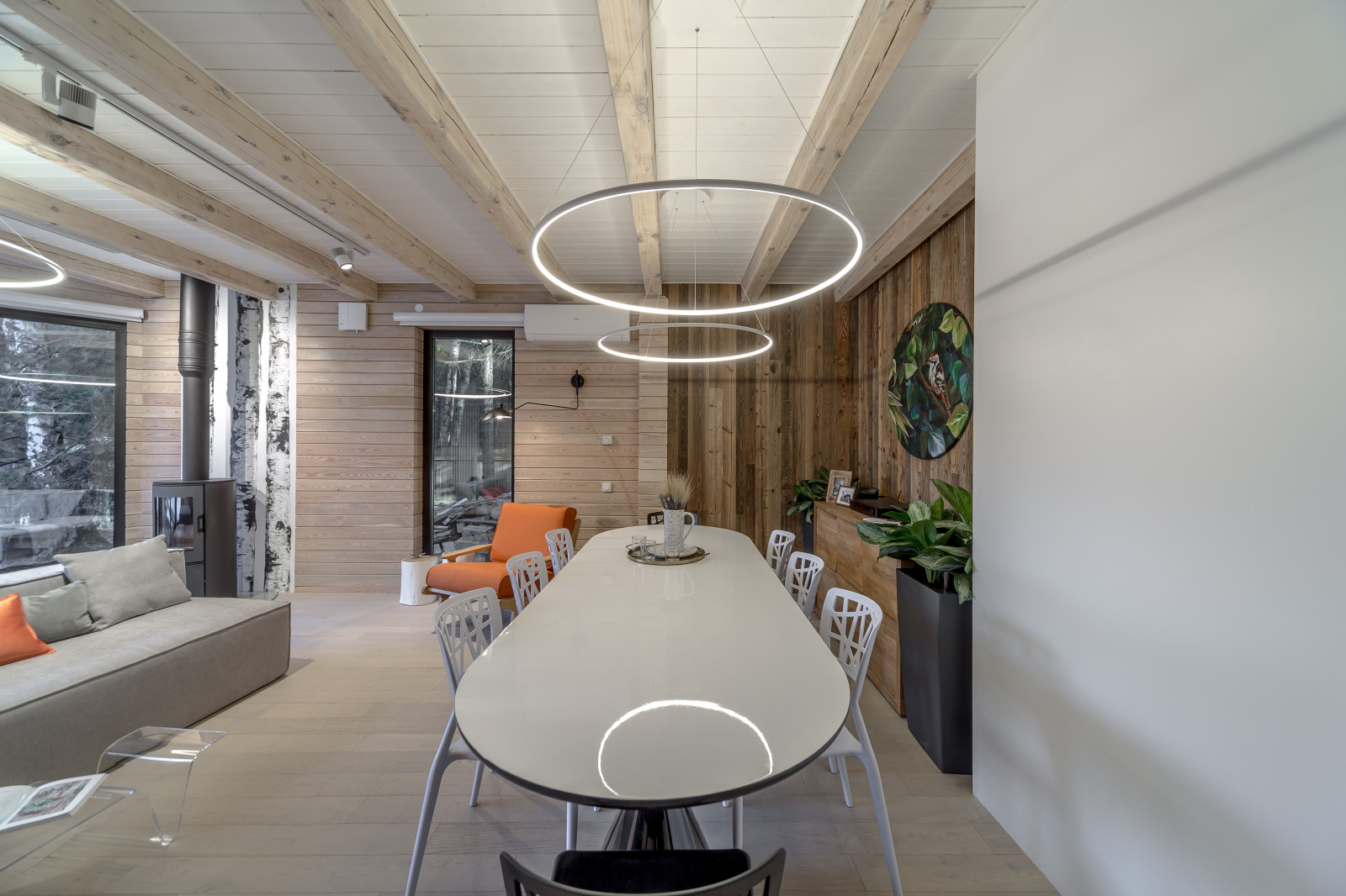 Гостиная с камином и березами