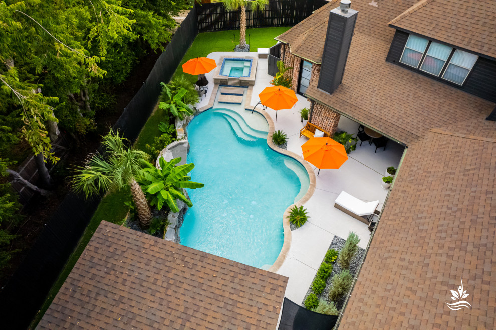 Imagen de piscina natural asiática extra grande a medida en patio trasero con privacidad y adoquines de piedra natural