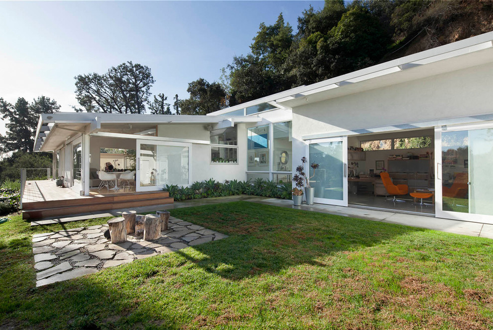 Inspiration for a mid-sized modern one-storey white house exterior in Los Angeles with a shed roof.