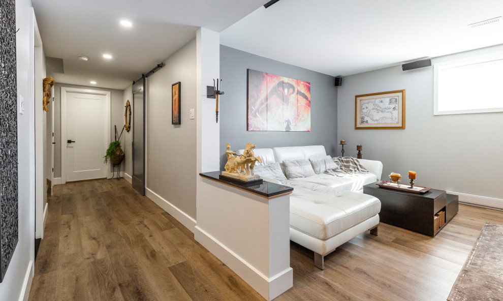 Esempio di un grande soggiorno minimal stile loft con angolo bar, pareti grigie, pavimento in vinile, TV a parete e pavimento beige