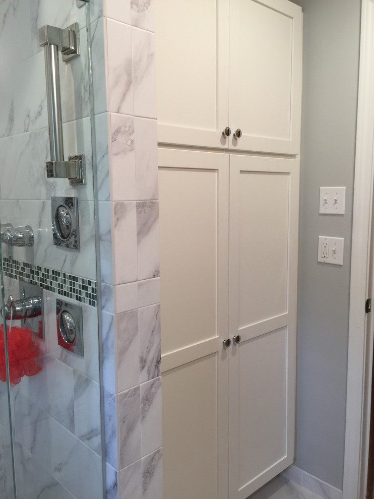Design ideas for a mid-sized traditional 3/4 bathroom in Bridgeport with shaker cabinets, white cabinets, an alcove shower, a one-piece toilet, white tile, ceramic tile, grey walls, ceramic floors, an undermount sink, granite benchtops, white floor and a hinged shower door.