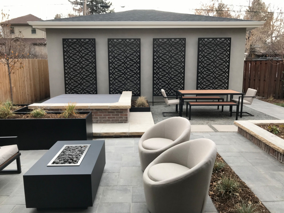 Immagine di un grande patio o portico minimalista dietro casa con fontane, pedane e una pergola