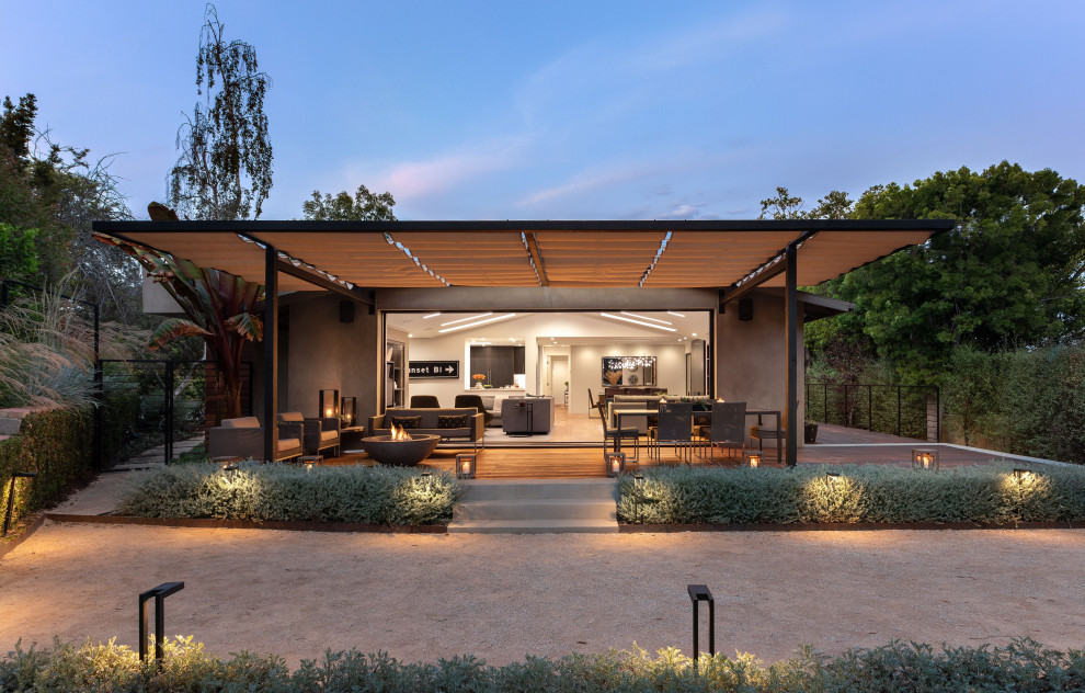Photo of a contemporary ground level deck in Los Angeles with a pergola.