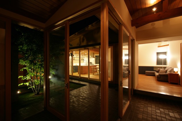 中庭の夜景 skandinavisch-patio