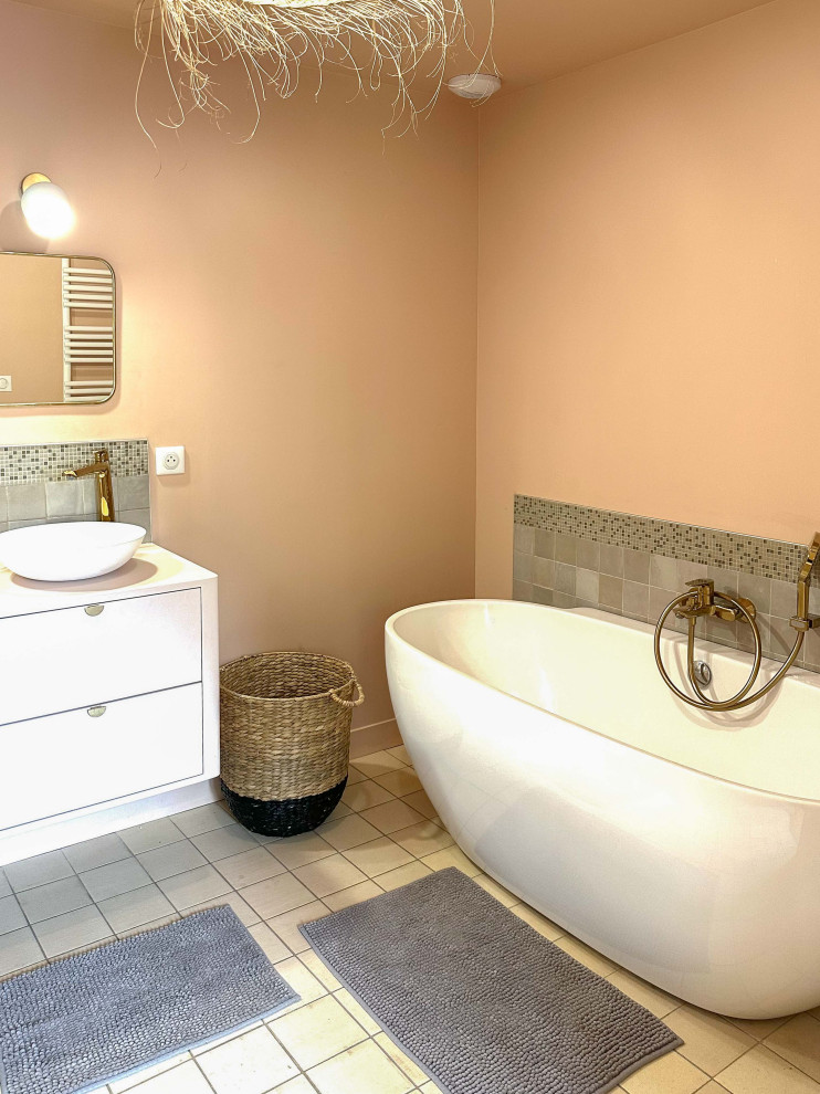 На фото: ванная комната в классическом стиле с отдельно стоящей ванной, белой плиткой, цементной плиткой, розовыми стенами, полом из терракотовой плитки, накладной раковиной, белым полом, розовой столешницей и тумбой под две раковины