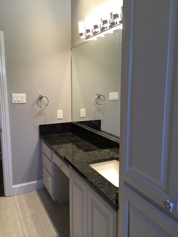 Transitional home design photo in Austin
