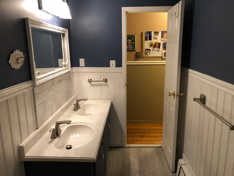 Пример оригинального дизайна: маленькая главная ванная комната в современном стиле с фасадами островного типа, синими фасадами, отдельно стоящей ванной, душем над ванной, раздельным унитазом, белой плиткой, плиткой мозаикой, синими стенами, полом из винила, врезной раковиной, столешницей из кварцита, серым полом, шторкой для ванной, белой столешницей, тумбой под две раковины, напольной тумбой, потолком из вагонки и панелями на стенах для на участке и в саду