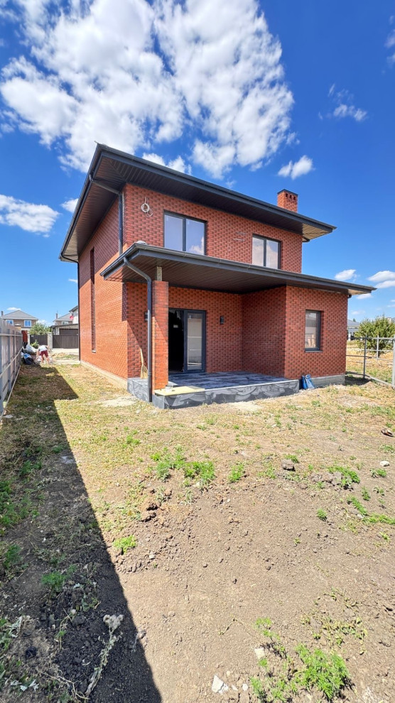 Двухэтажный кирпичный дом