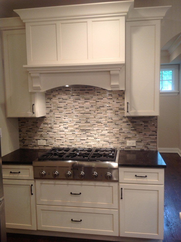 Example of a transitional kitchen design in Chicago