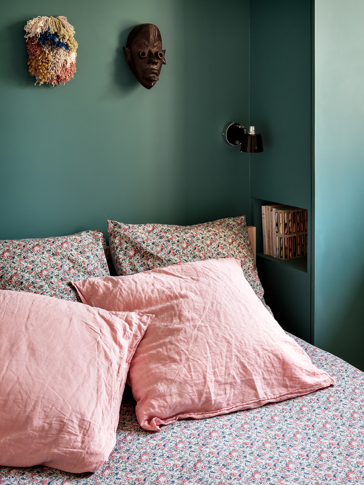 Réalisation d'une petite chambre parentale minimaliste avec un mur vert.