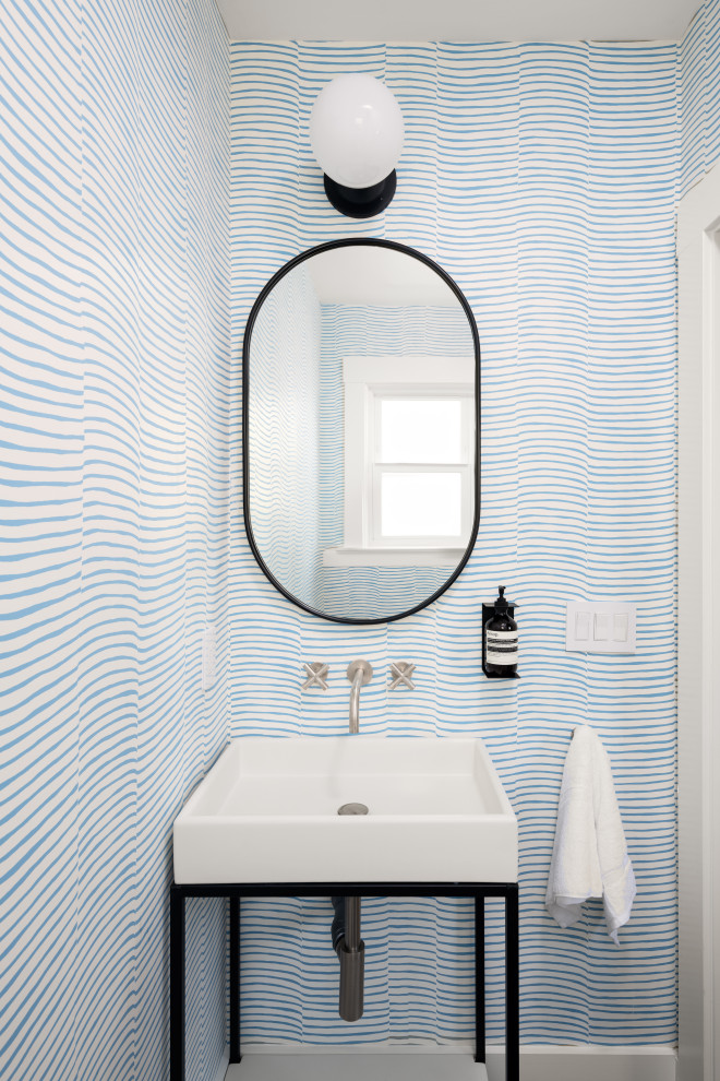 Kleine Mid-Century Gästetoilette mit weißen Schränken, blauen Fliesen, blauer Wandfarbe, Porzellan-Bodenfliesen, Sockelwaschbecken, grauem Boden, grauer Waschtischplatte, freistehendem Waschtisch und Tapetenwänden in San Francisco