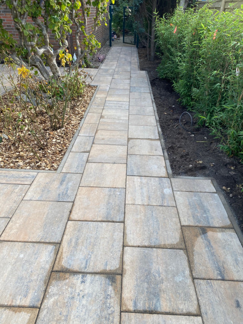 Terrasse mit Diephaus Platten in Muschelkalk contemporary-garden