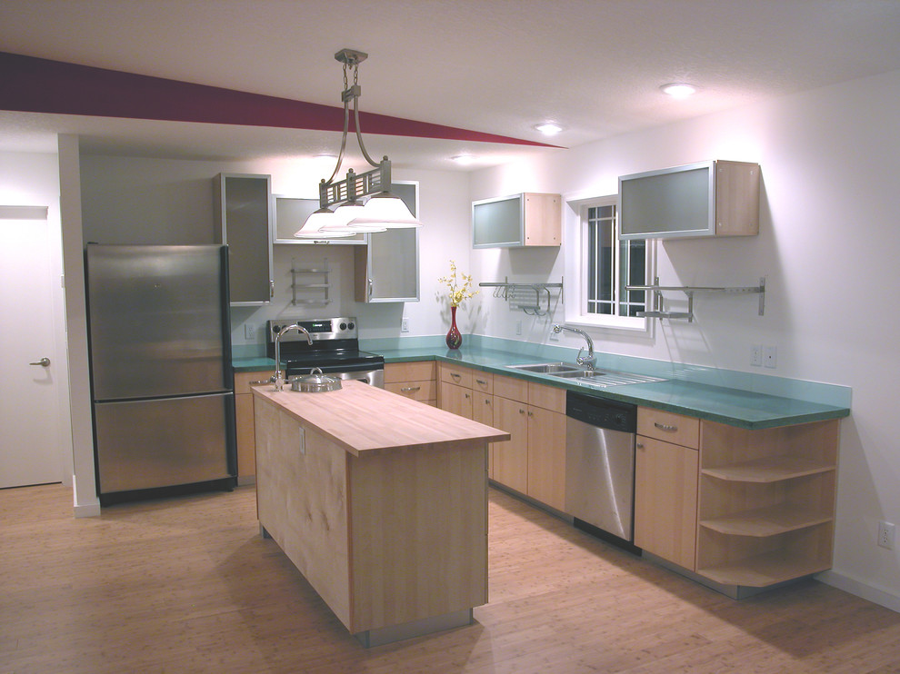 Example of a transitional kitchen design in Chicago