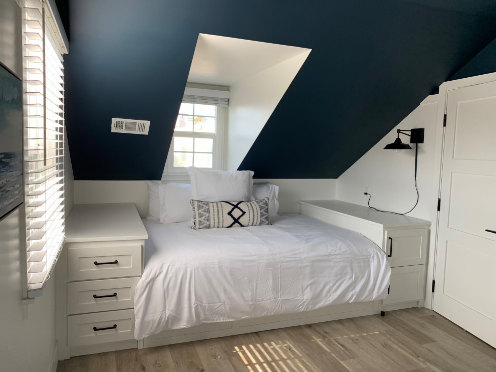 Стильный дизайн: маленькая гостевая спальня (комната для гостей) в морском стиле с синими стенами, полом из винила, бежевым полом и стенами из вагонки для на участке и в саду - последний тренд