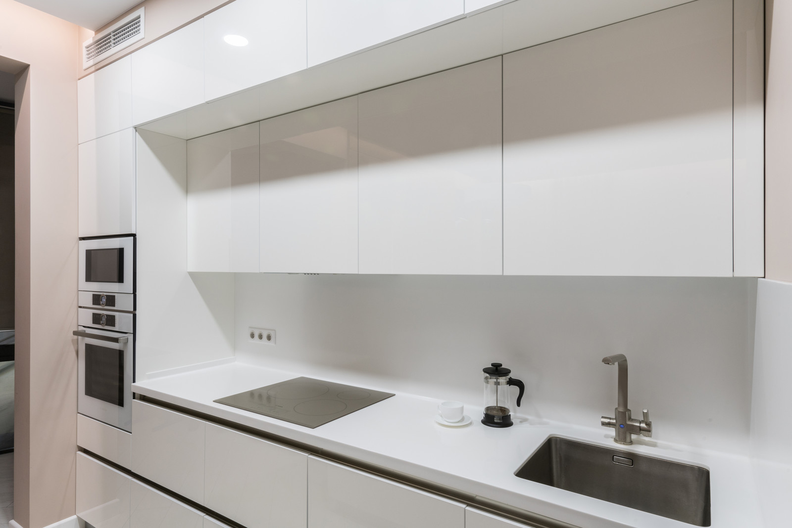 Прямая кухня с островом в современном стиле