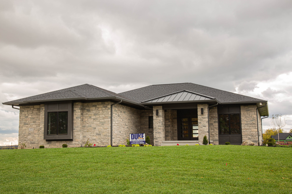 Kleines, Einstöckiges Modernes Einfamilienhaus mit Mix-Fassade, brauner Fassadenfarbe, Schmetterlingsdach, Misch-Dachdeckung, braunem Dach und Wandpaneelen in Indianapolis