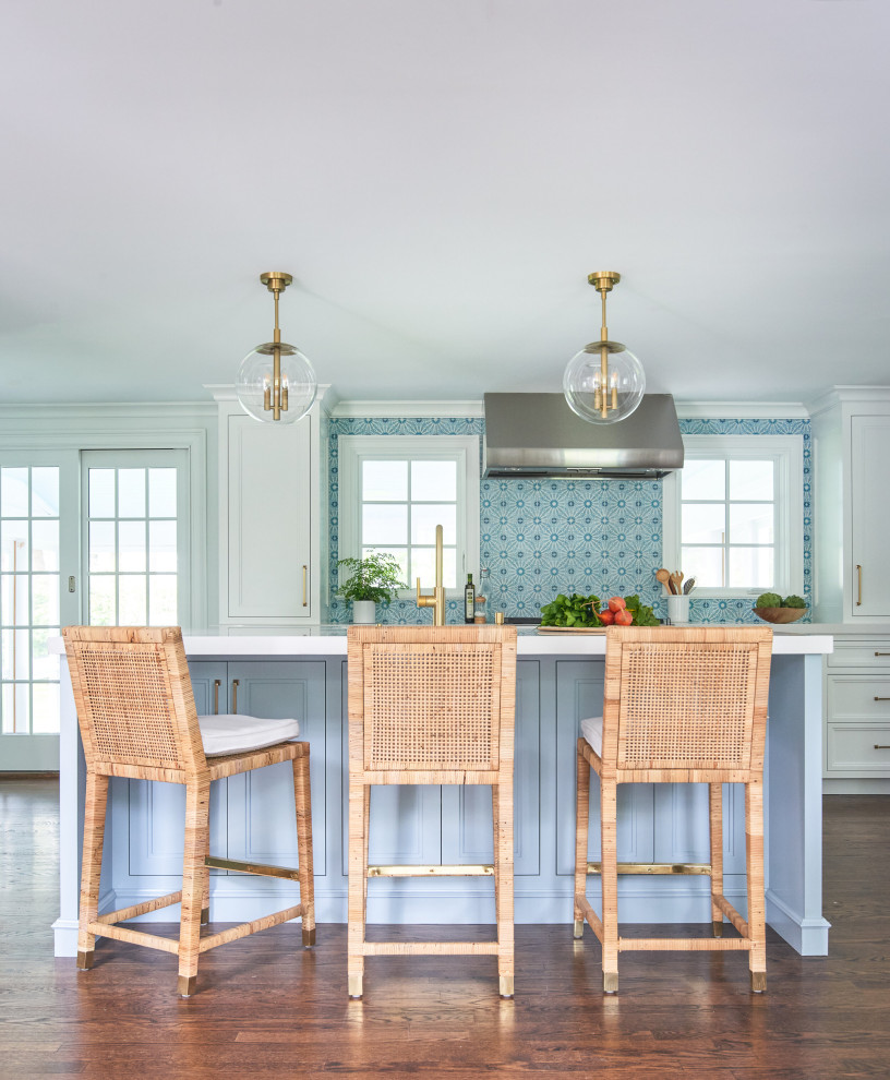 Exempel på ett modernt kök, med blått stänkskydd och stänkskydd i marmor