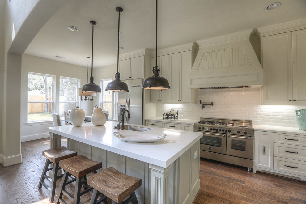 Transitional kitchen photo in Houston