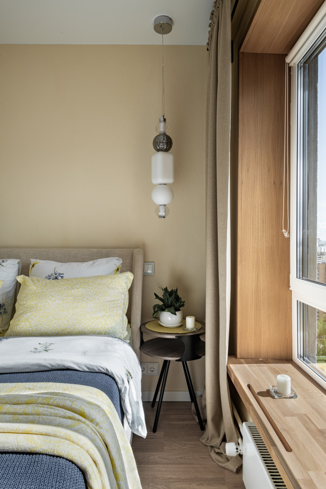 Inspiration pour une chambre parentale grise et blanche design de taille moyenne avec un mur beige, parquet foncé et un sol beige.