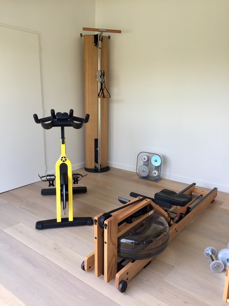 Inspiration for a small scandinavian multipurpose gym in Bordeaux with white walls, laminate floors and beige floor.