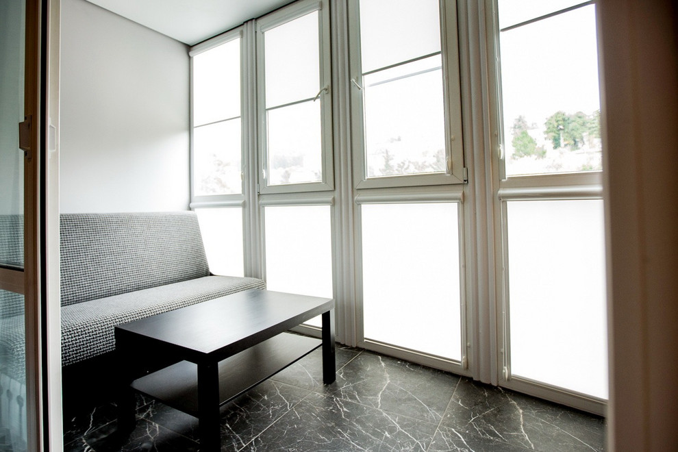 Лоджия  с двухместным диваном в 1-а комнатной студии квартиры в Сочи ул.Фабрициу