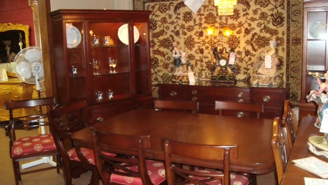 This is an example of a traditional dining room in Chicago.